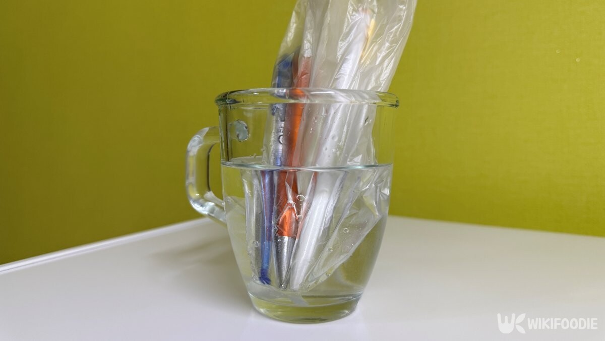 볼펜이 비닐봉지에 싸여 따뜻한 물에 담겨있다. / 위키푸디